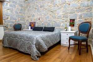 5 bedrooms, in-room safe, free WiFi, bed sheets - Jacuzzi | Nature | Parking Places | 10 min from the Sea (Loceri)