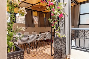 Outdoor dining - Riad Kasbah Secrète. Niché Dans un Quartier Calme et Sécurisé de la Médina (Marrakech - Kasbah)