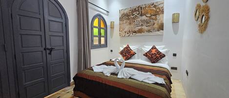 5 bedrooms, WiFi, bed sheets