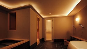 Un baño moderno con bañera, ducha y lavamanos.