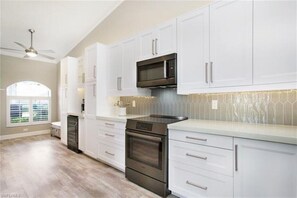 Private kitchen - Renovated 3 bed/3 bath Villa in Lely Resort With Players Club Access (Naples)