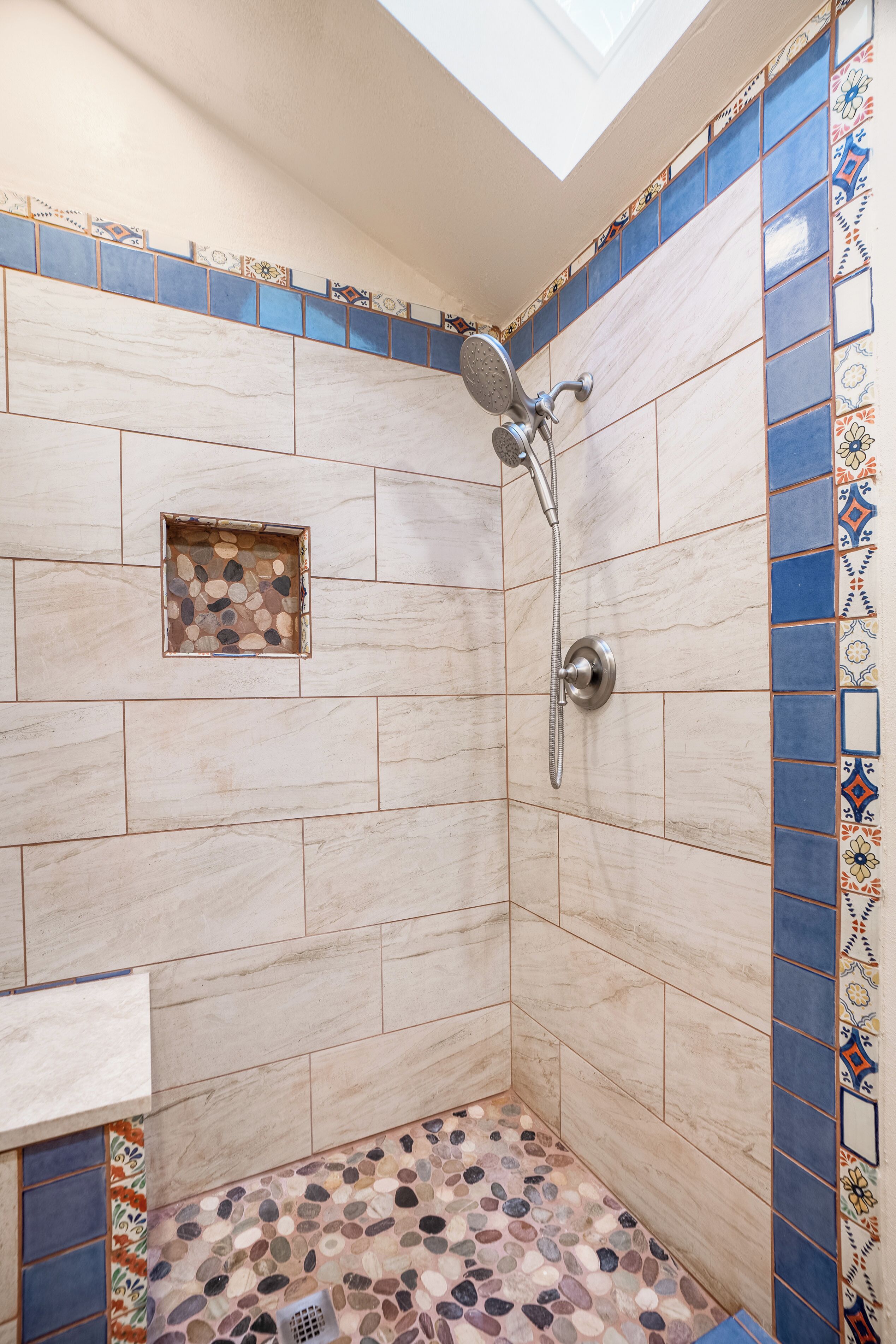 Douche, sèche-cheveux, serviettes fournies, savon