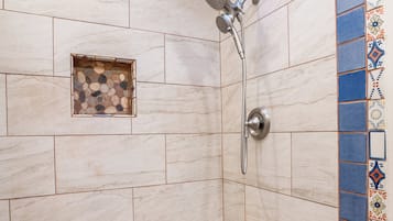 Douche, sĂšche-cheveux, serviettes fournies, savon
