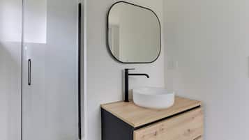 Een haardroger, handdoeken