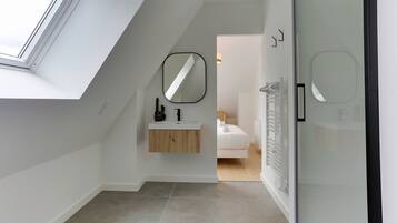 1 slaapkamer, een strijkplank/strijkijzer, gratis wifi, beddengoed