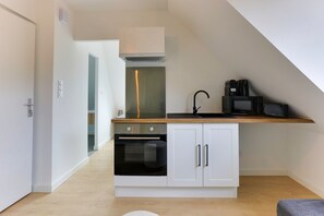 Een koelkast, een microgolfoven, een oven