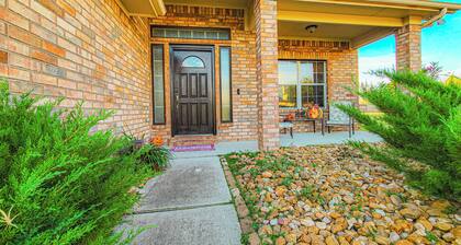 Luxury 4BR Villa w/Gym, Golf Simulator & Office Near Exxon HQ & Old Town Spring