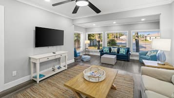 Talo, näköala uima-altaalle | Oleskelualue | Älytelevisio, Netflix, Hulu, suoratoistopalvelut