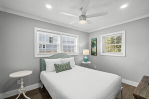 Hus, bassengutsikt | 3 soverom, skrivebord for bærbar PC og strykejern/-brett