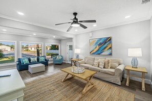 Hus, bassengutsikt | Oppholdsområde | En 55-tommers smart-TV med digitale kanaler samt Netflix og Hulu