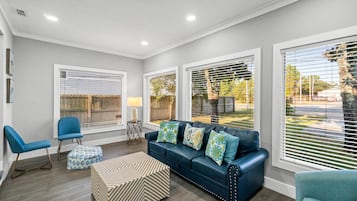 Talo, näköala uima-altaalle | Oleskelualue | Älytelevisio, Netflix, Hulu, suoratoistopalvelut