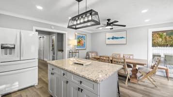 Talo, näköala uima-altaalle | Yksityinen keittiö | Täysikokoinen jääkaappi, mikroaaltouuni, uuni, liesi