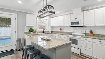 Talo, näköala uima-altaalle | Yksityinen keittiö | Täysikokoinen jääkaappi, mikroaaltouuni, uuni, liesi