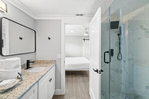 Casa, vista a la alberca | Baño | Secadora de cabello y toallas 