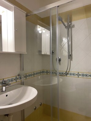 Een douche, een haardroger, een bidet, handdoeken