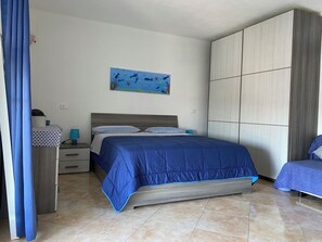 1 slaapkamer, een strijkplank/strijkijzer, reisbedje, beddengoed