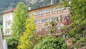 A multi-story hotel with balconies and a garden area. - Residence Mathilda in the Vinschgau apple orchard - Refined & simple (Schlanders)
