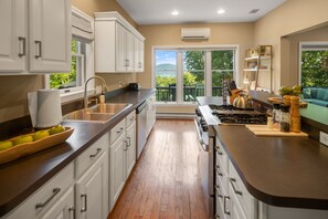 Fridge, microwave, oven, stovetop - Bolton Landing Compound|18 Beds|Hot Tub|Dock Slip|Pet Friendly| (Bolton Landing)