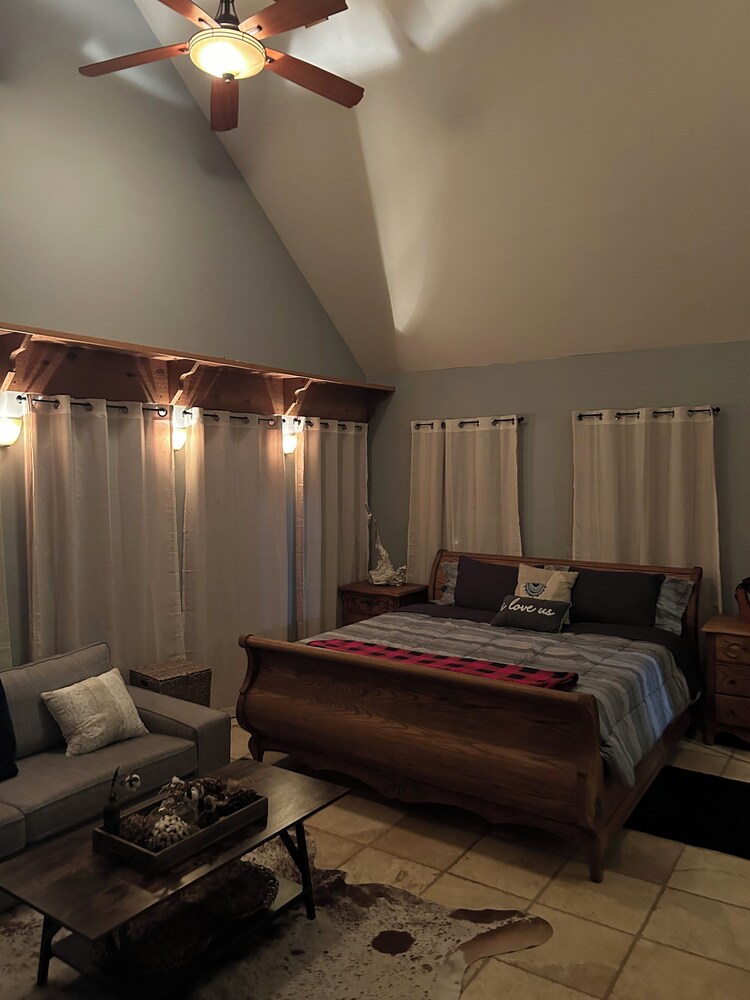 Charming lodge in peaceful Roswell with WiFi, AC and lots of fun around