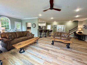 智能電視、壁爐、足球機、乒乓球設施