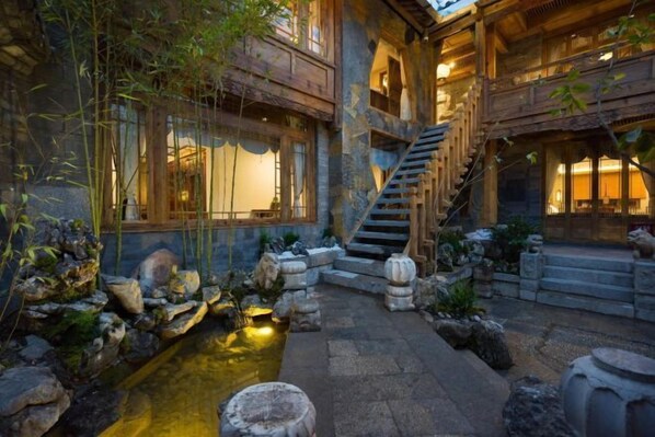 Garden - Lijiang Fengyasong Wenjinyuan Chinese Inn · Naxi Guyuan (Lijiang)