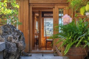 Interior - Lijiang Fengyasong Wenjinyuan Chinese Inn · Naxi Guyuan (Lijiang)