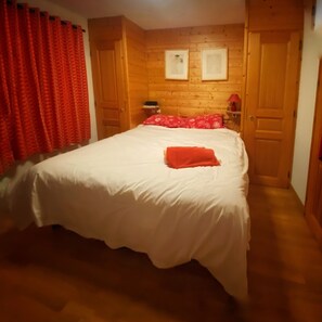 3 makuuhuonetta, silitysrauta/-lauta, vauvan matkasänky, Wi-Fi