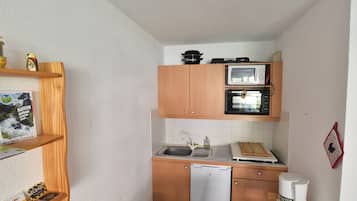 Réfrigérateur, micro-ondes, four, cafetiÚre/bouilloire