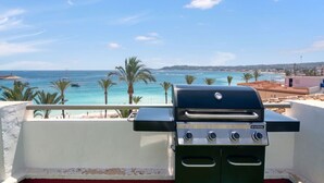 A rooftop with a grill overlooking a coastal view. - Apartment with Sea Views (Jávea)