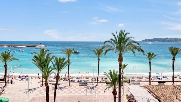 A beach with palm trees, a pier, and boats. - Apartment with Sea Views (Jávea)