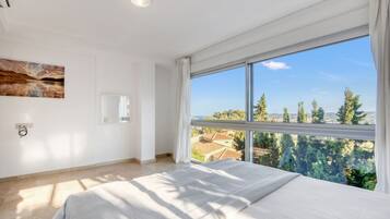2 bedrooms, desk, iron/ironing board, WiFi