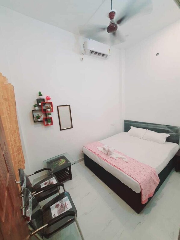 Deluxe Room - Kunal Guest House  (Varanasi)