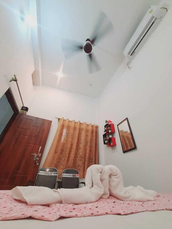 Deluxe Room | Free WiFi - Kunal Guest House  (Varanasi)