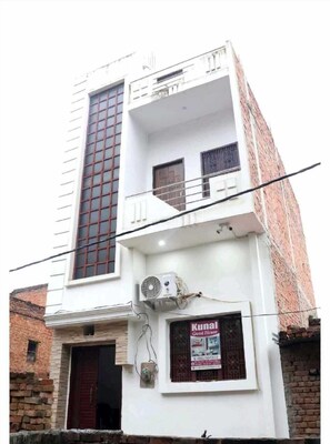 Front of property - Kunal Guest House  (Varanasi)