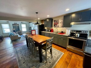 Fridge, microwave, oven, stovetop - In the Heart of Jim Thorpe (with your own parking) (Jim Thorpe)