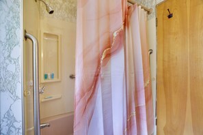 Hair dryer, towels - Home on Broadway in Jim Thorpe (Jim Thorpe)