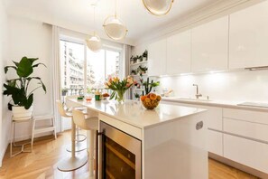 Réfrigérateur, micro-ondes, four, plaque de cuisson