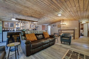 TV, fireplace - Cozy Log Cabin in Jim Thorpe (Jim Thorpe)