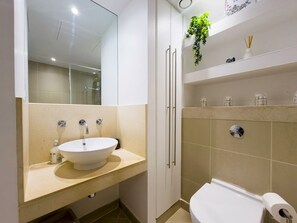 Douche, sĂšche-cheveux, serviettes fournies