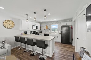 Een koelkast, een microgolfoven, een oven, een kookplaat