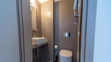 Habitación superior | Baño | Regadera, secadora de cabello, toallas, jabón