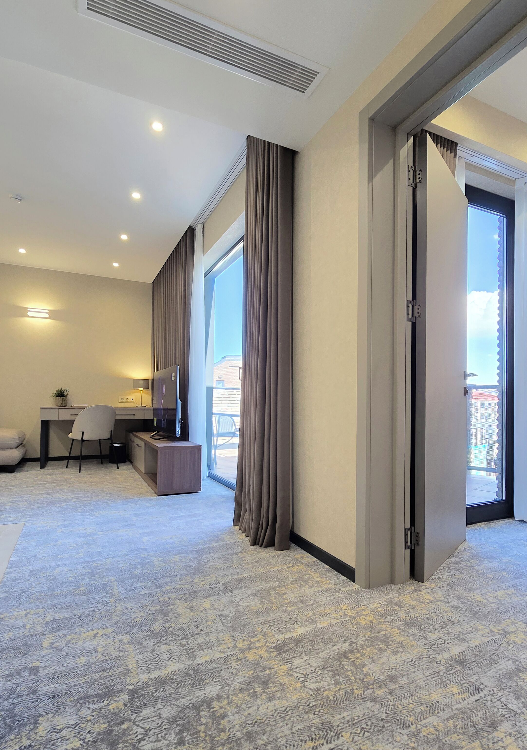 Junior Suite | Minibar, in-room safe, soundproofing, iron/ironing board