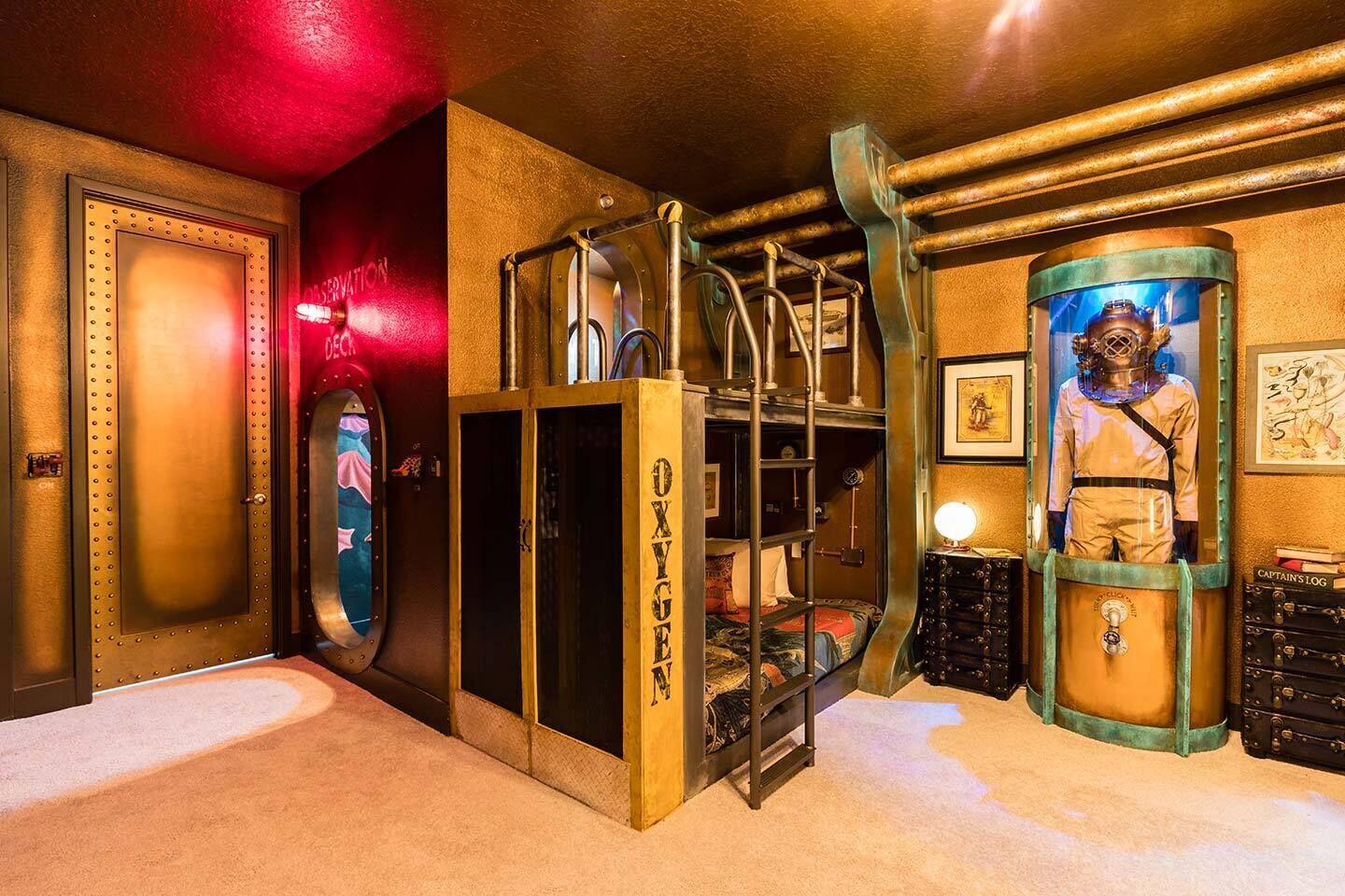Een kamer met stapelbedden, een vintage dressoir en een etalagepop in een matrozenkostuum.