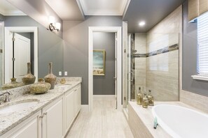 Douche, séchoir à cheveux, serviettes fournies