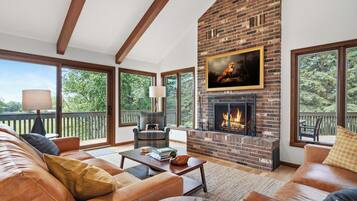 Smart TV, fireplace, stereo