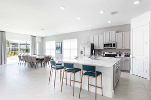 Frigorífic, microones, forn i placa de cuina 