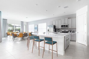 Køleskab, mikrobølgeovn, ovn, kogeplade