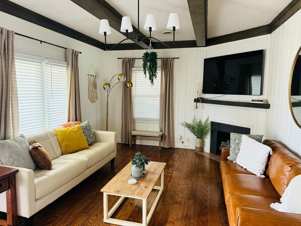 Smart TV - Spacious 4-bedroom house in Great Bend, KS with, Backyard Deck, Ping Pong Table (Great Bend)