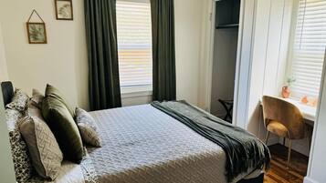 4 slaapkamers, een bureau, een strijkplank/strijkijzer, wifi