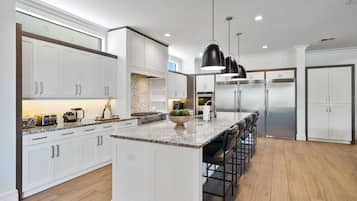 ثلاجة، ميكروويف، فرن، موقد طهي مسطح